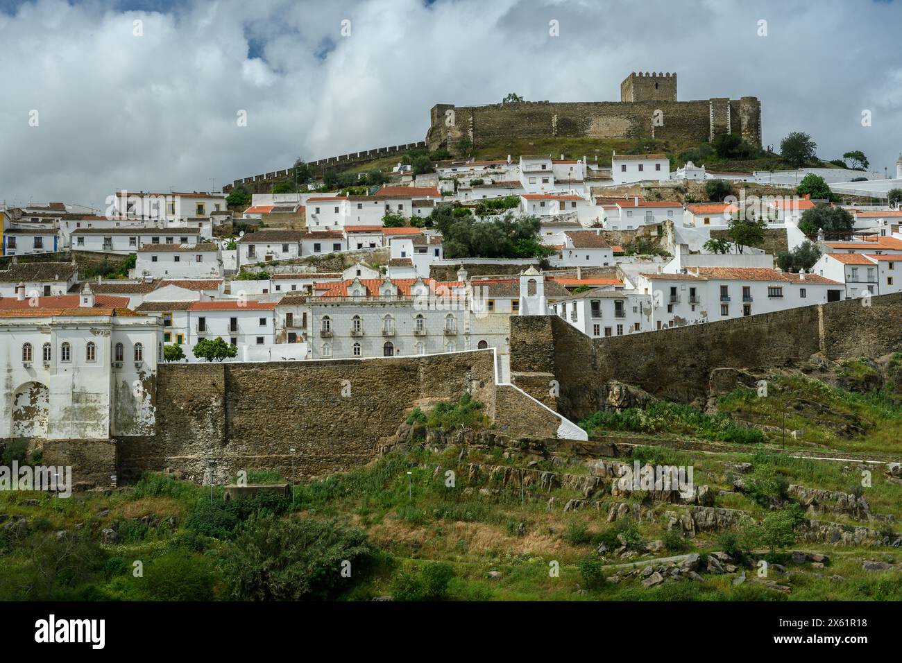 L'antica città fortificata di Mértola, sul fiume Guadiana, Alentejo, Portogallo. Foto Stock