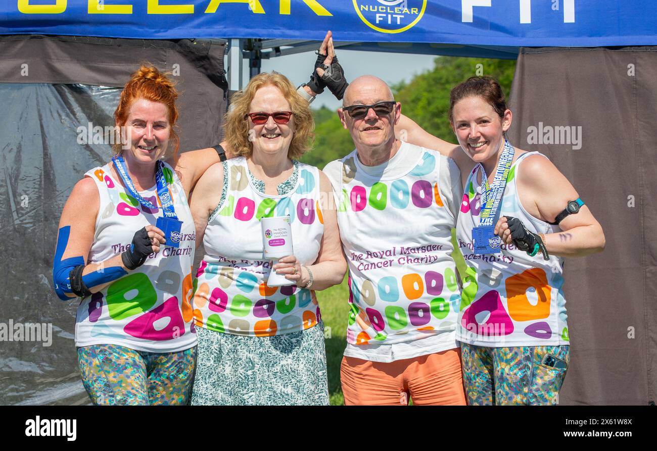 Brentwood Essex 12 maggio 2024, Kate Walker-Sneezum, paziente di cancro cerebrale, rompe notevolmente Nuclear Fit con una temperatura di 24 gradi e completa il corso in 1 ora e 12 minuti, raccogliendo oltre 3000 sterline per la Royal Marsden Cancer Charity. Nuclear Fit non è una passeggiata nel parco, è una gara di fitness all'aperto ad alta energia che mette alla prova sia la forza fisica che la resistenza. Crediti: Richard Lincoln/Alamy Live News Foto Stock