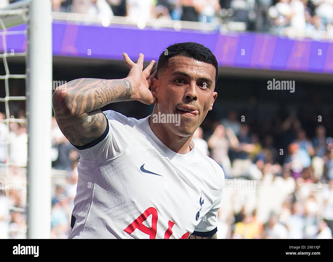 Londra, Regno Unito. 11 maggio 2024. Pedro Porro del Tottenham Hotspur festeggia dopo aver segnato il suo primo gol. Partita di Premier League, Tottenham Hotspur contro Burnley allo stadio Tottenham Hotspur di Londra sabato 11 maggio 2024. Questa immagine può essere utilizzata solo per scopi editoriali. Foto per uso editoriale di Sandra Mailer/Andrew Orchard fotografia sportiva/Alamy Live news Credit: Andrew Orchard fotografia sportiva/Alamy Live News Foto Stock