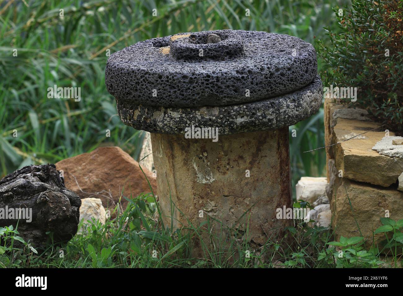 Una tradizionale mola in un giardino in Libano. Foto Stock