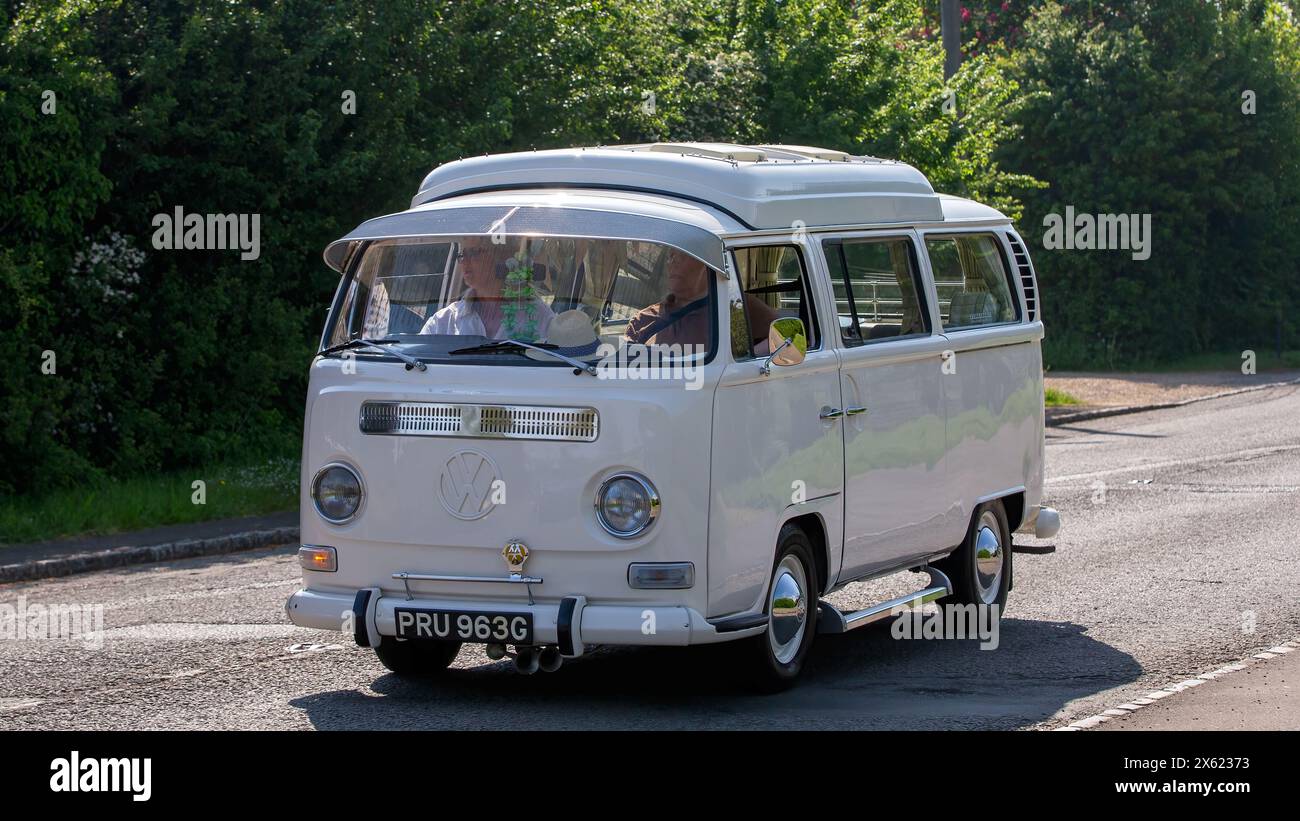 Stoke Goldington, Regno Unito - 12 maggio 2024:1969 Volkswagen camper Van che guida su una strada britannica Foto Stock