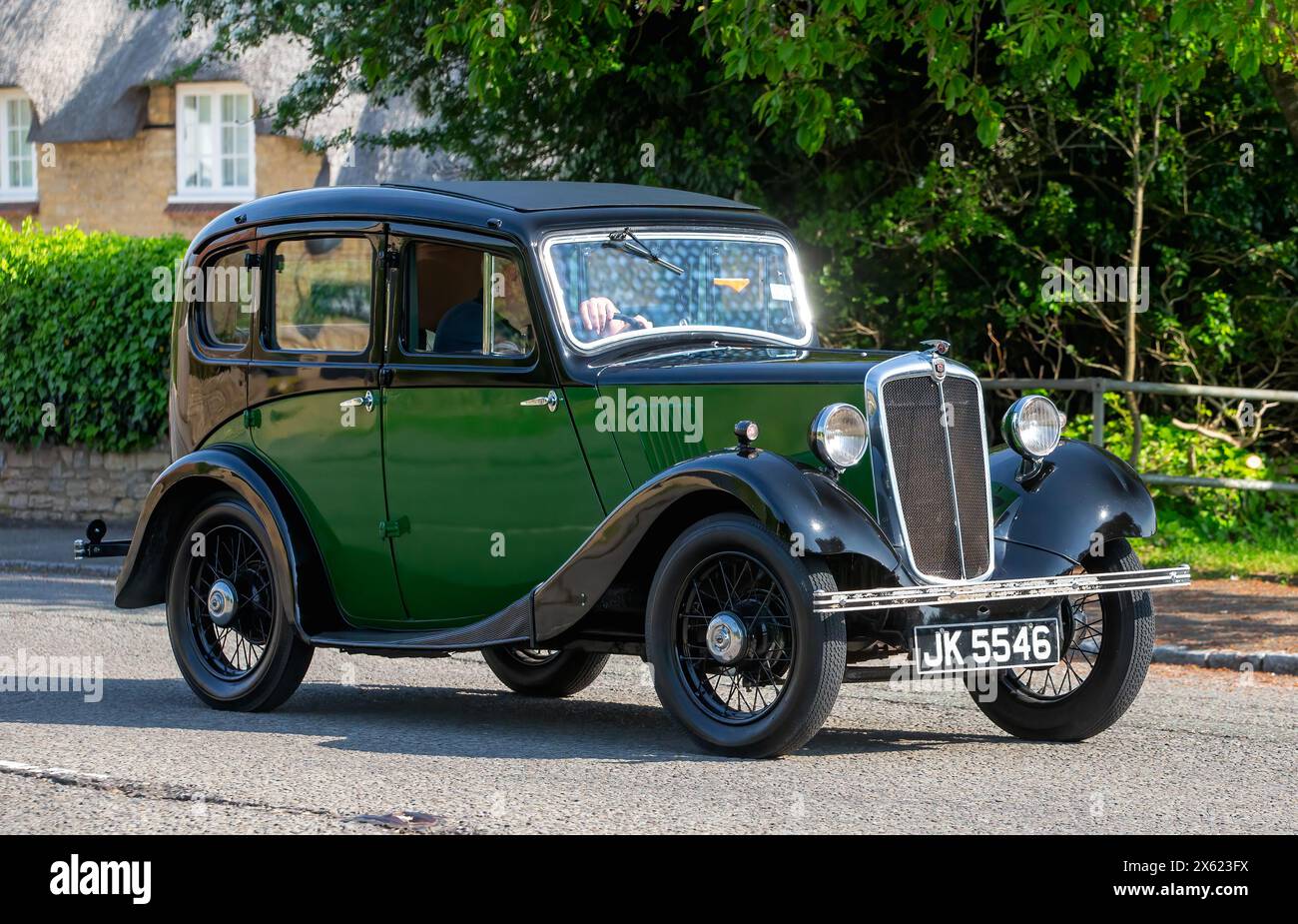 Stoke Goldington, Regno Unito - 12 maggio 2024: 1936 Morris auto d'epoca che guida su una strada britannica Foto Stock