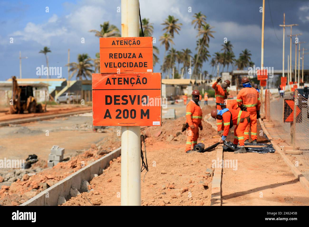 Operaio edile salvador, bahia, brasile - 13 marzo 2024: I lavoratori edili stanno costruendo un marciapiede su una strada pubblica nella città di Salvador. SALVADOR BAHIA BRASILE Copyright: XJoaxSouzax 120324JOA020 Foto Stock