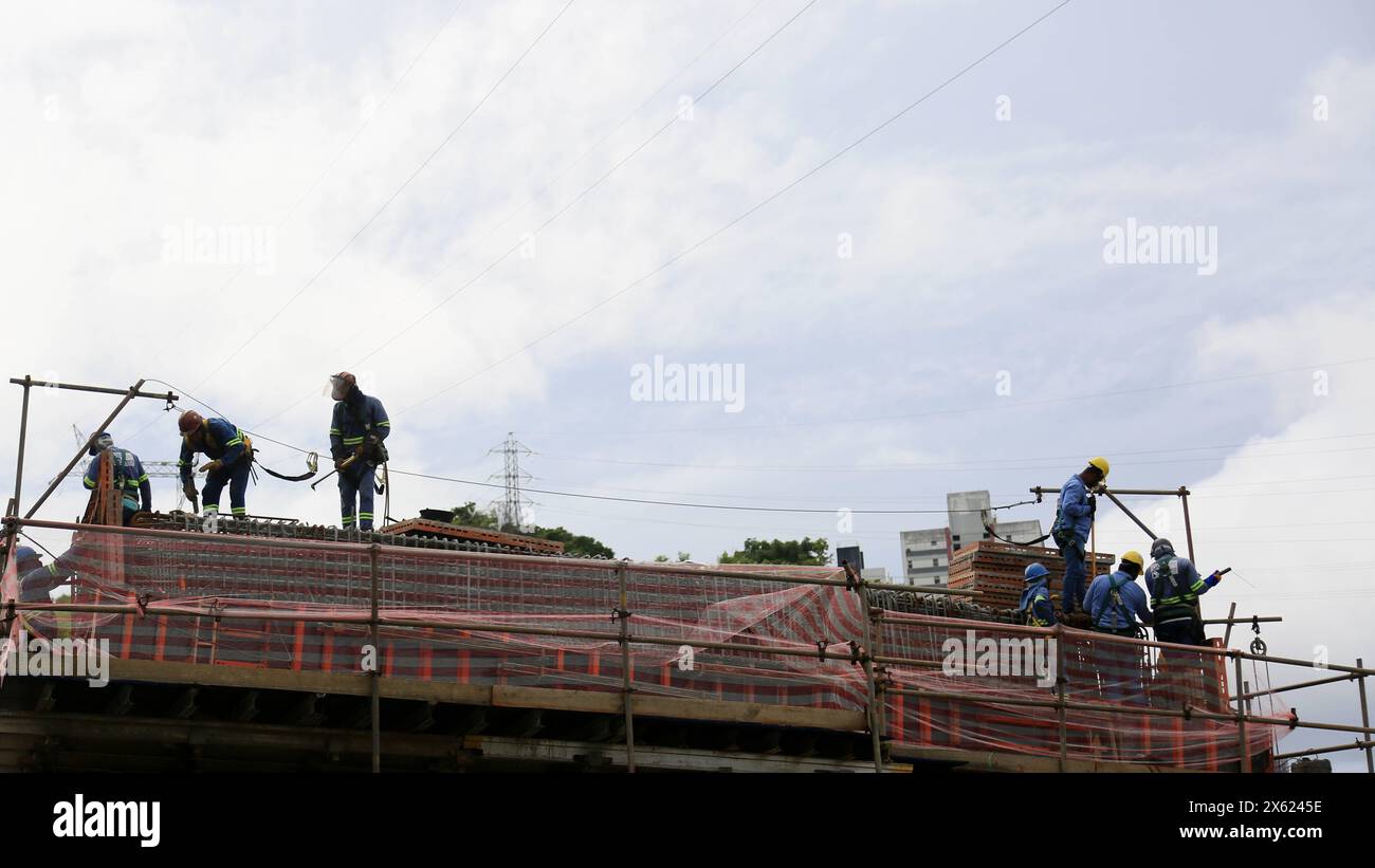Operaio edile salvador, bahia, brasile - 22 aprile 2024: I lavoratori edili si vedono spostare la struttura per un viadotto nella città di Salvador. SALVADOR BAHIA BRASILE Copyright: XJoaxSouzax 220424JOA013 Foto Stock