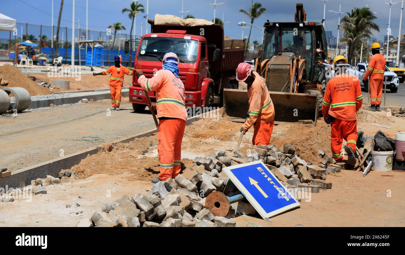 Operaio edile salvador, bahia, brasile - 13 marzo 2024: I lavoratori edili stanno costruendo un marciapiede su una strada pubblica nella città di Salvador. SALVADOR BAHIA BRASILE Copyright: XJoaxSouzax 120324JOA026 Foto Stock