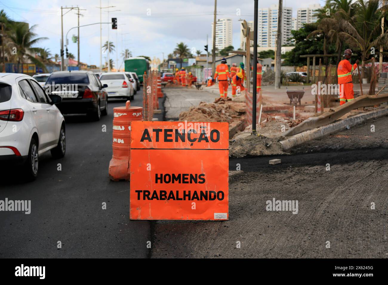 Operaio edile salvador, bahia, brasile - 13 marzo 2024: I lavoratori edili stanno costruendo un marciapiede su una strada pubblica nella città di Salvador. SALVADOR BAHIA BRASILE Copyright: XJoaxSouzax 120324JOA018 Foto Stock