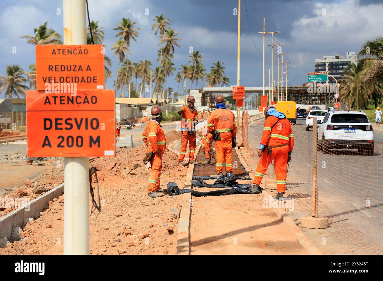 Operaio edile salvador, bahia, brasile - 13 marzo 2024: I lavoratori edili stanno costruendo un marciapiede su una strada pubblica nella città di Salvador. SALVADOR BAHIA BRASILE Copyright: XJoaxSouzax 120324JOA023 Foto Stock