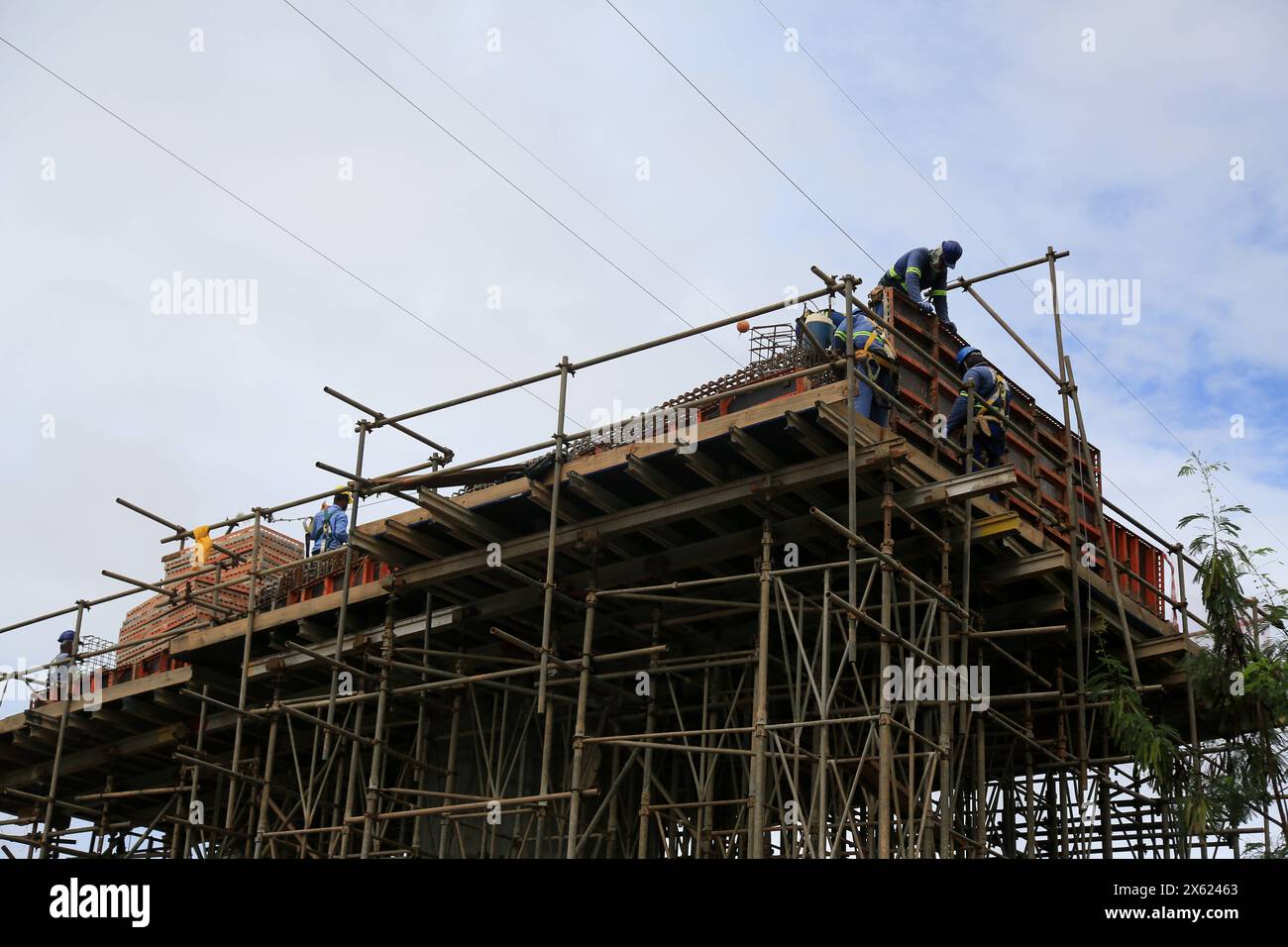Operaio edile salvador, bahia, brasile - 22 aprile 2024: I lavoratori edili si vedono spostare la struttura per un viadotto nella città di Salvador. SALVADOR BAHIA BRASILE Copyright: XJoaxSouzax 220424JOA011 Foto Stock