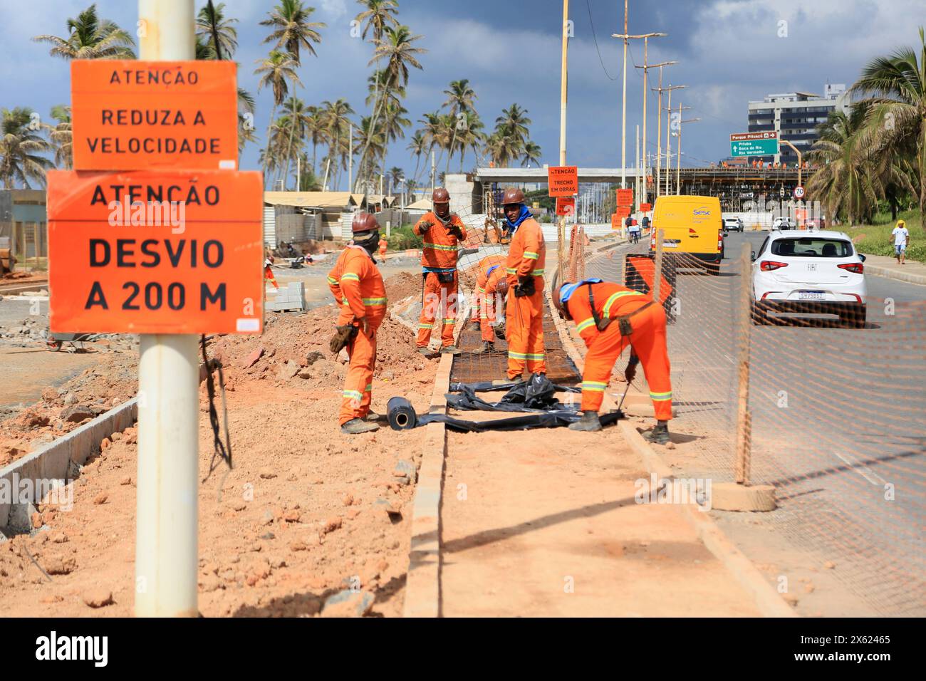 Operaio edile salvador, bahia, brasile - 13 marzo 2024: I lavoratori edili stanno costruendo un marciapiede su una strada pubblica nella città di Salvador. SALVADOR BAHIA BRASILE Copyright: XJoaxSouzax 120324JOA021 Foto Stock