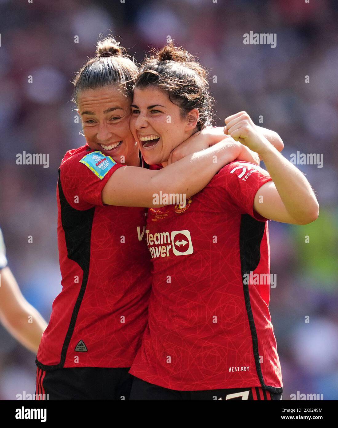 Lucia Garcia (a destra) del Manchester United celebra il quarto gol della squadra durante la finale di Adobe Women's fa Cup al Wembley Stadium di Londra. Data foto: Domenica 12 maggio 2024. Foto Stock