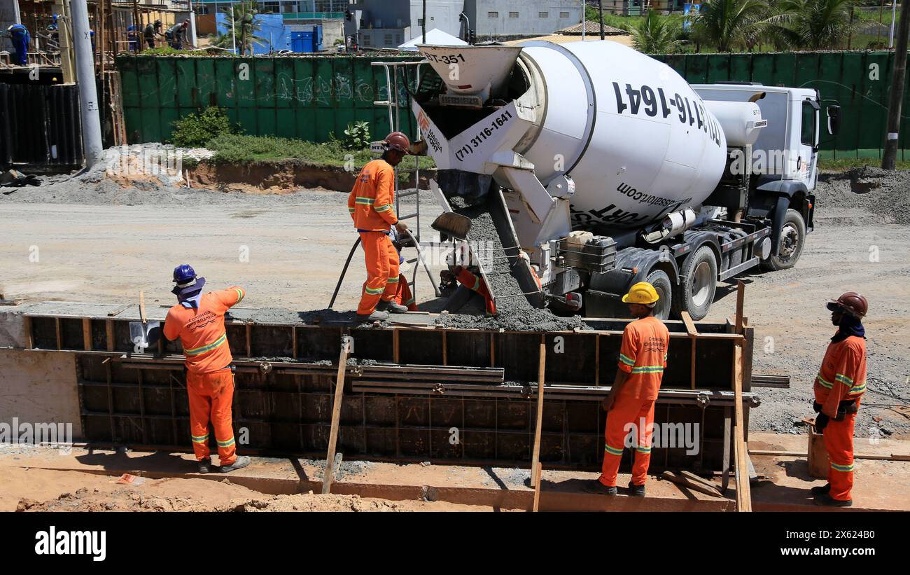 Operaio edile salvador, bahia, brasile - 22 aprile 2024: I lavoratori edili sono visti vicino a una betoniera nella città di Salvador. SALVADOR BAHIA BRASILE Copyright: XJoaxSouzax 220424JOA014 Foto Stock