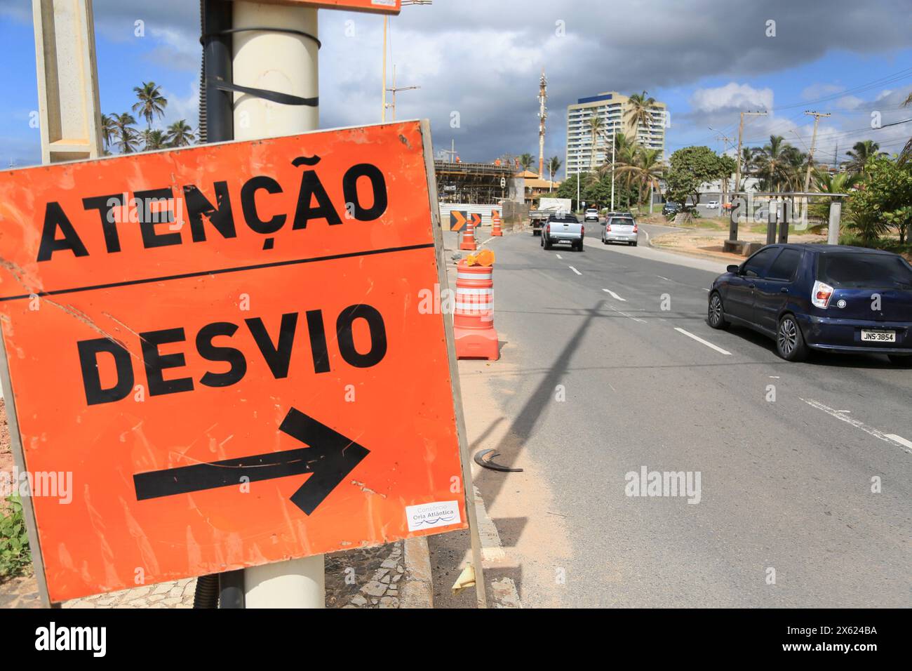 Operaio edile salvador, bahia, brasile - 13 marzo 2024: Segnale stradale indica una deviazione dovuta a lavori di costruzione nella città di Salvador. SALVADOR BAHIA BRASILE Copyright: XJoaxSouzax 120324JOA024 Foto Stock