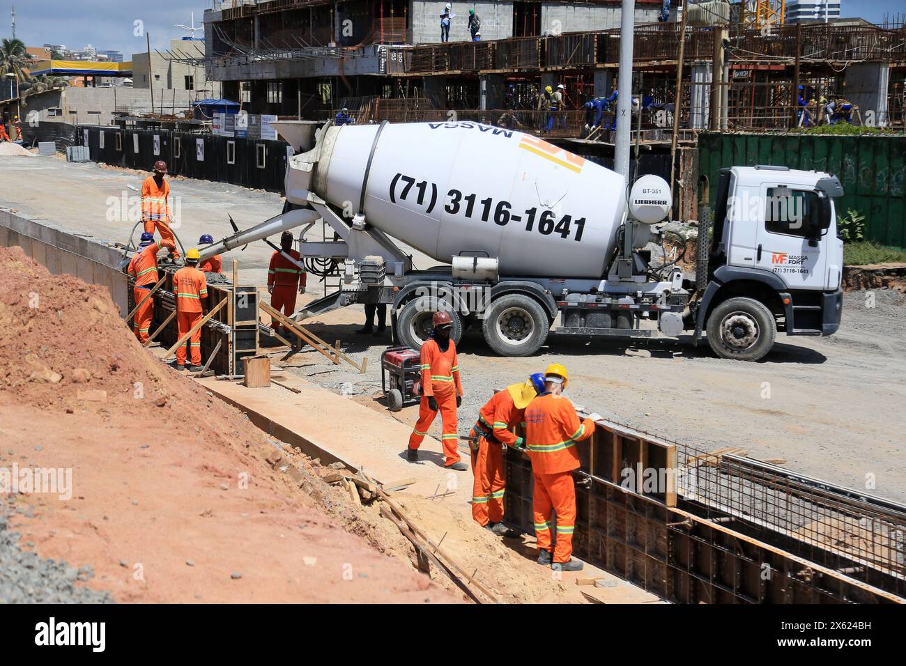 Operaio edile salvador, bahia, brasile - 22 aprile 2024: I lavoratori edili sono visti vicino a una betoniera nella città di Salvador. SALVADOR BAHIA BRASILE Copyright: XJoaxSouzax 220424JOA016 Foto Stock