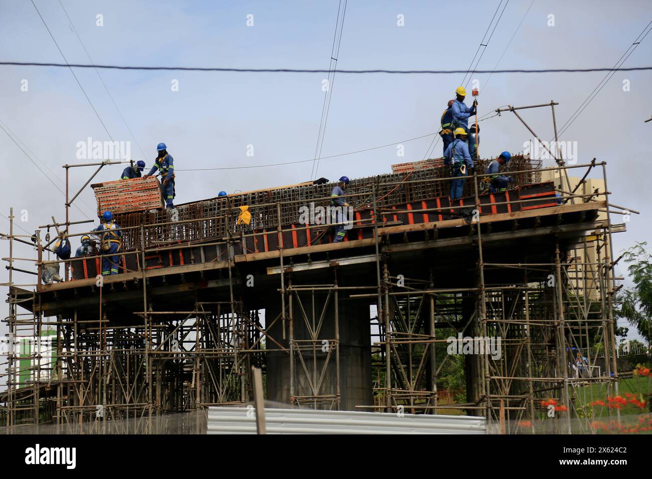 Operaio edile salvador, bahia, brasile - 22 aprile 2024: I lavoratori edili si vedono spostare la struttura per un viadotto nella città di Salvador. SALVADOR BAHIA BRASILE Copyright: XJoaxSouzax 220424JOA009 Foto Stock
