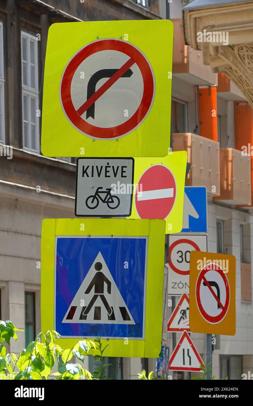 Budapest, Verkehrszeichen // Budapest, indicazioni stradali *** Budapest, indicazioni stradali Budapest, indicazioni stradali Foto Stock
