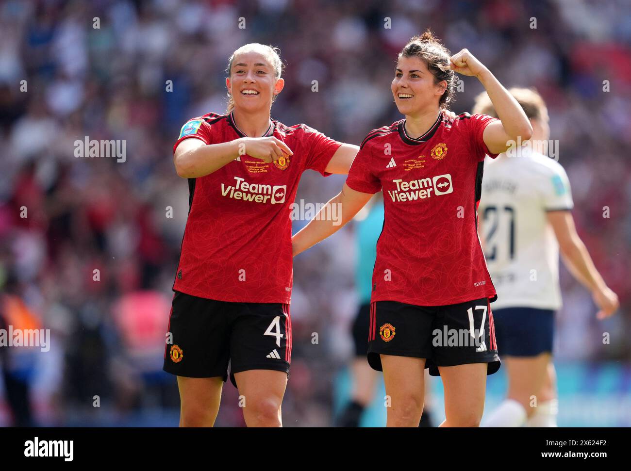 Lucia Garcia (a destra) del Manchester United celebra il quarto gol della squadra durante la finale di Adobe Women's fa Cup al Wembley Stadium di Londra. Data foto: Domenica 12 maggio 2024. Foto Stock