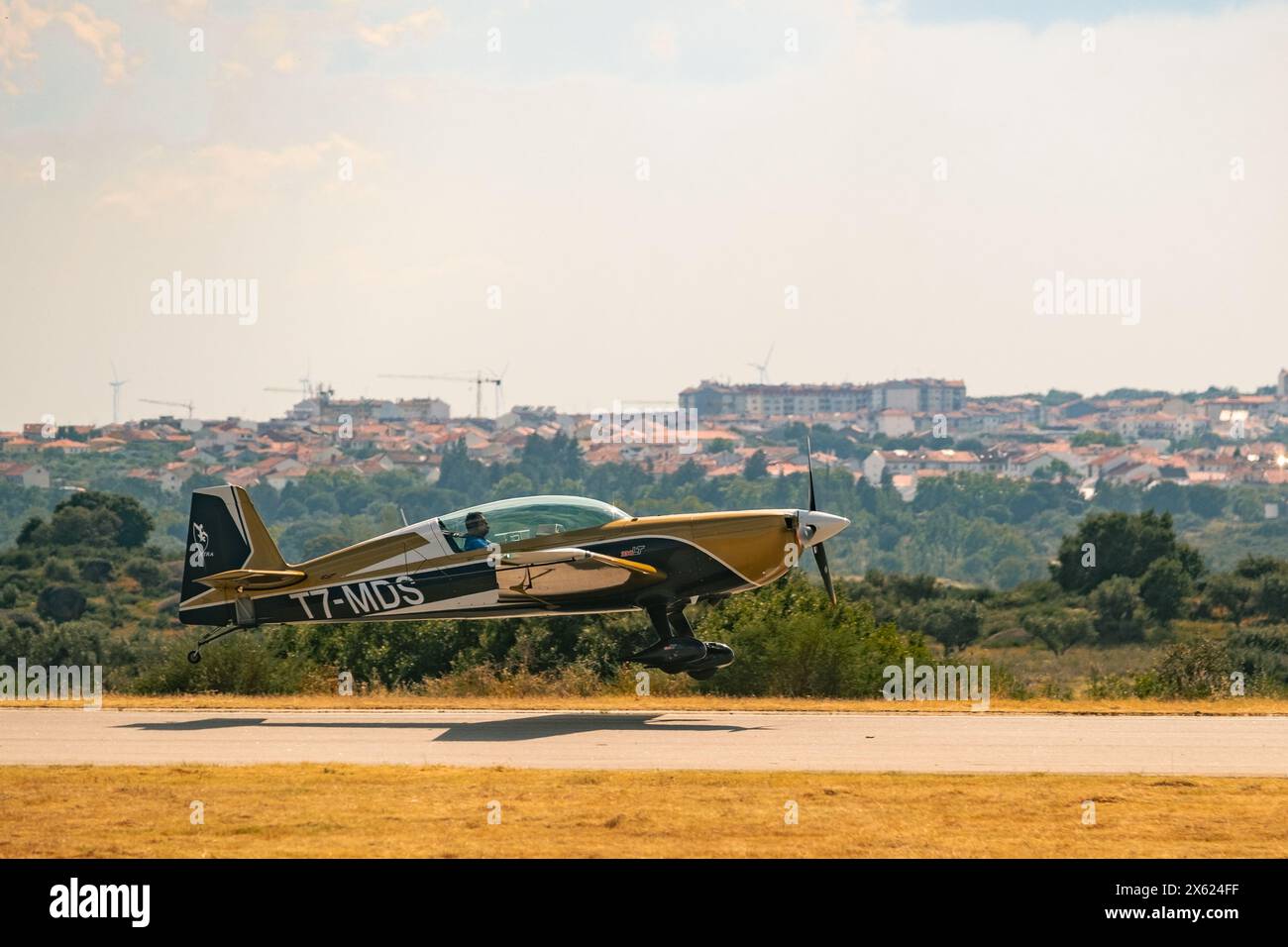 Beiras Airshow - Castelo Branco, Portogallo - aerei acrobatici che volano durante lo spettacolo aereo annuale Foto Stock