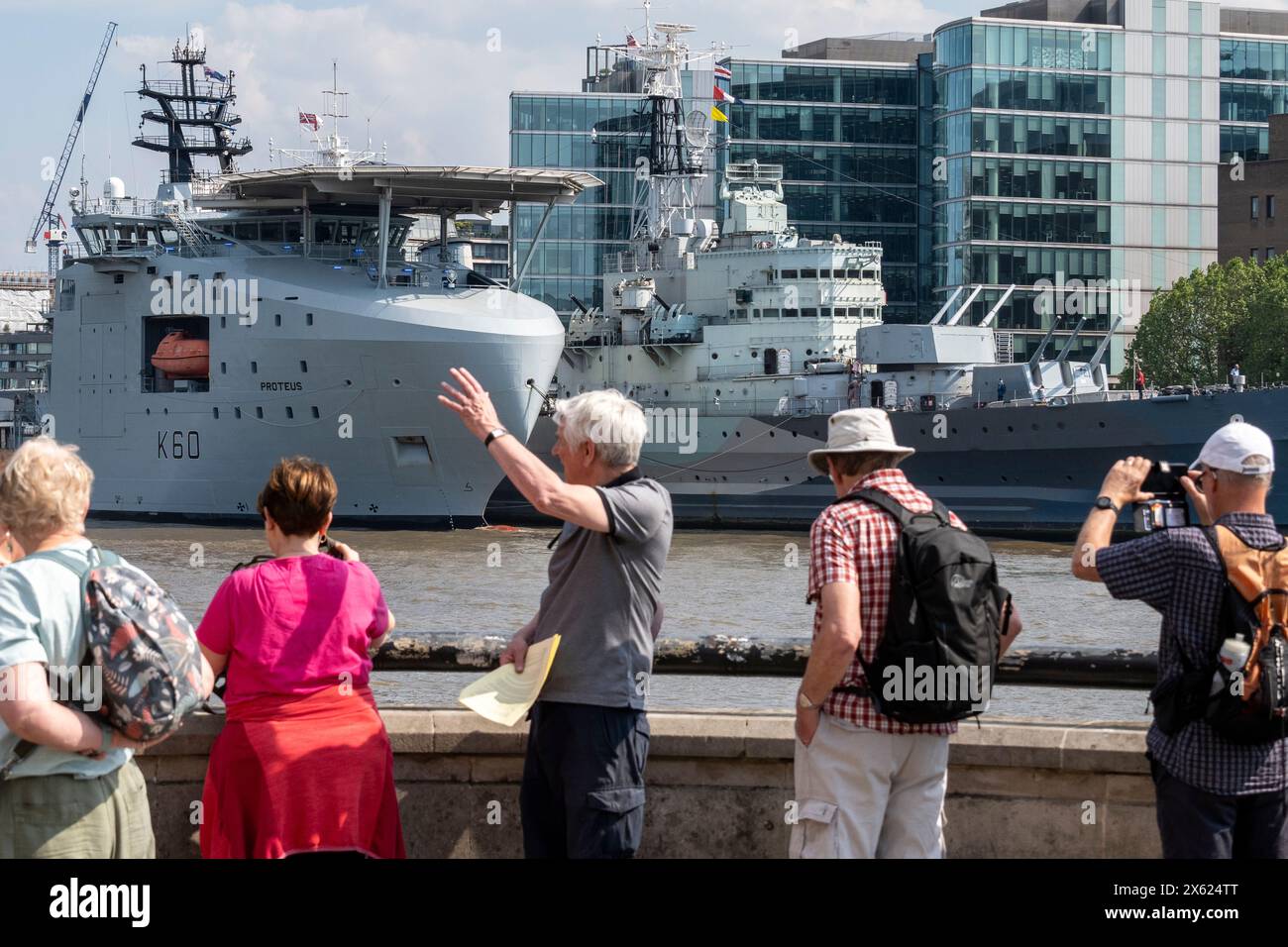 Londra, Regno Unito. 12 maggio 2024. RFA Proteus è ormeggiato accanto alla HMS Belfast vicino al Tower Bridge. Gestita dalla Royal Fleet Auxiliary (RFA), e intitolata al dio dei fiumi e dell'acqua nella mitologia greca, la nave era in precedenza una nave di supporto per piattaforme petrolifere, fino a quando non fu acquistata dal Ministero della difesa (MOD) nel novembre 2022. È la prima nave della Marina Multi-Role Ocean Surveillance (MROS) utilizzata come launchpad per veicoli a comando remoto e come banco di prova per una serie di capacità emergenti. Crediti: Stephen Chung / Alamy Live News Foto Stock