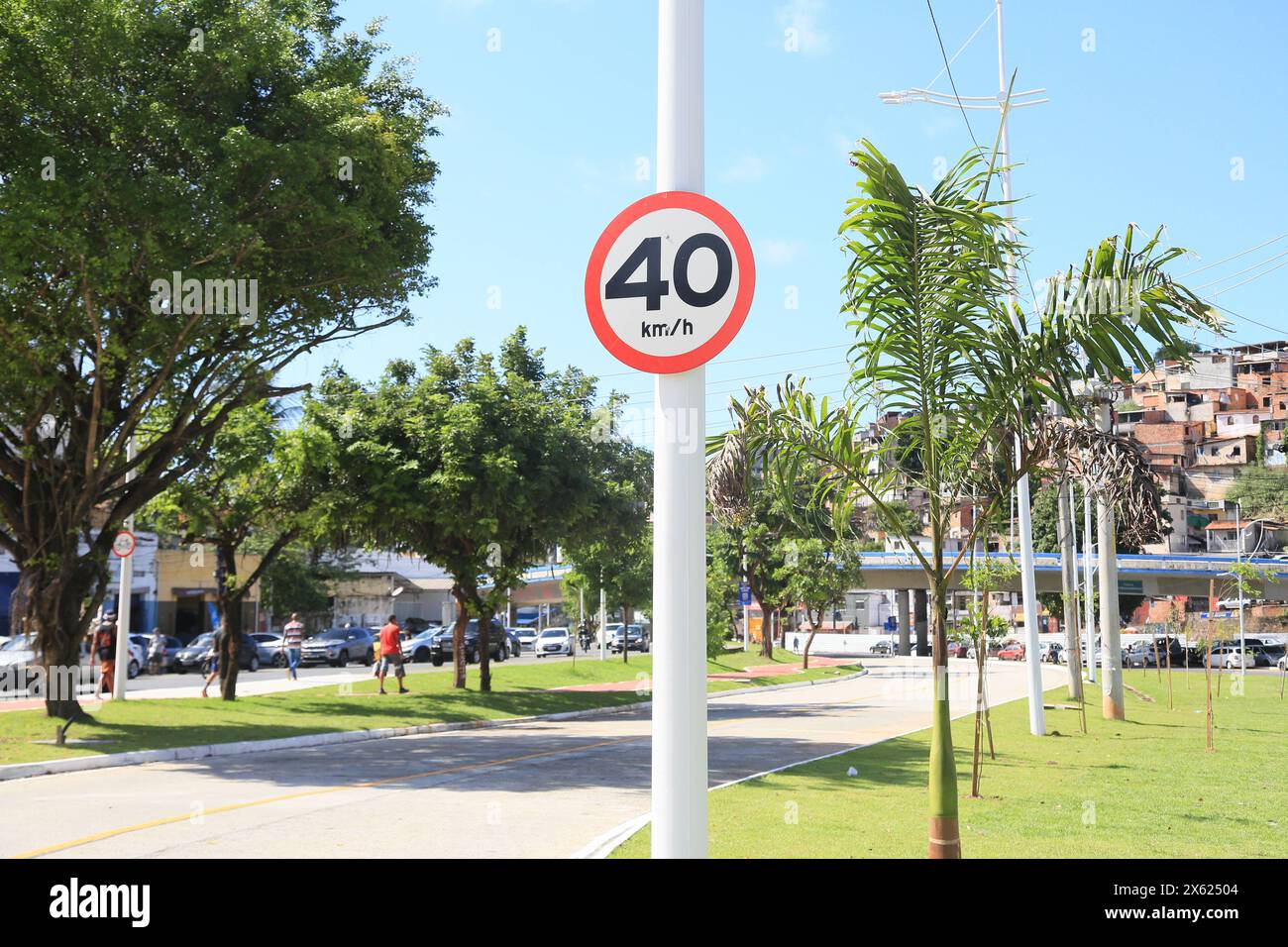 Limite di velocità sulle strade pubbliche salvador, bahia, brasile 2 maggio 2024: I segnali stradali indicano un limite di velocità di 40 chilometri all'ora sulle strade della città di Salvador. SALVADOR BAHIA BRASILE Copyright: XJoaxSouzax 020524JOA149 Foto Stock