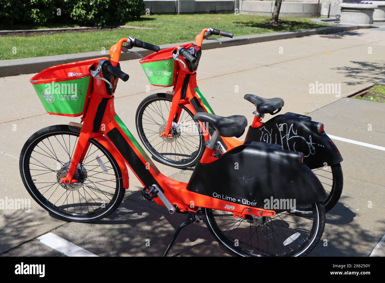 Lime Uber bike nel centro di Cleveland nel maggio 2024 Foto Stock