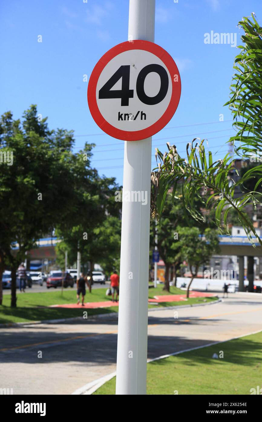 Limite di velocità sulle strade pubbliche salvador, bahia, brasile 2 maggio 2024: I segnali stradali indicano un limite di velocità di 40 chilometri all'ora sulle strade della città di Salvador. SALVADOR BAHIA BRASILE Copyright: XJoaxSouzax 020524JOA155 Foto Stock