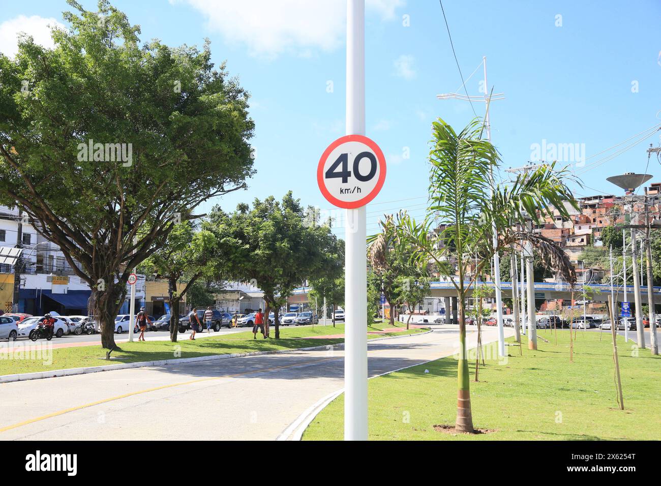 Limite di velocità sulle strade pubbliche salvador, bahia, brasile 2 maggio 2024: I segnali stradali indicano un limite di velocità di 40 chilometri all'ora sulle strade della città di Salvador. SALVADOR BAHIA BRASILE Copyright: XJoaxSouzax 020524JOA151 Foto Stock