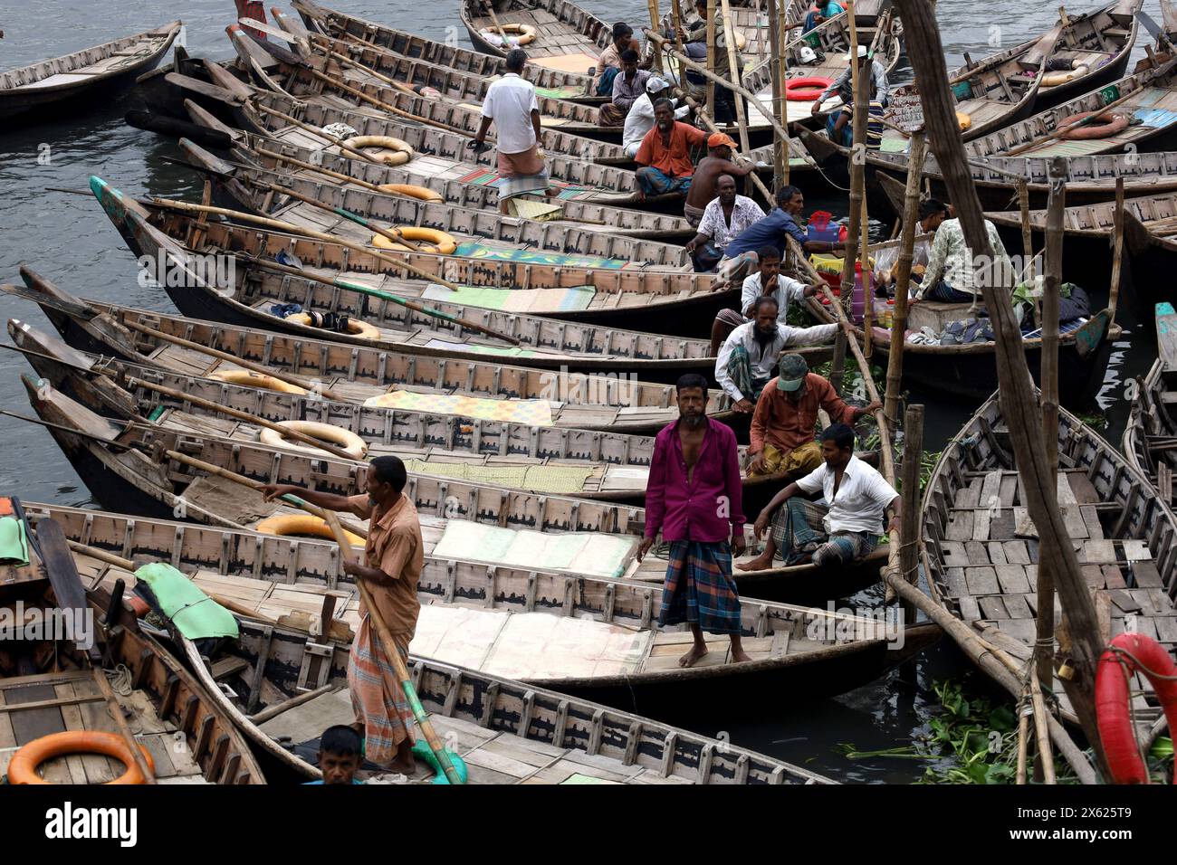 Dacca, Dacca, Bangladesh. 12 maggio 2024. Piccole barche di legno sono allineate nel fiume Buriganga di Dacca in attesa dei passeggeri. (Immagine di credito: © Syed Mahabubul Kader/ZUMA Press Wire) SOLO PER USO EDITORIALE! Non per USO commerciale! Foto Stock