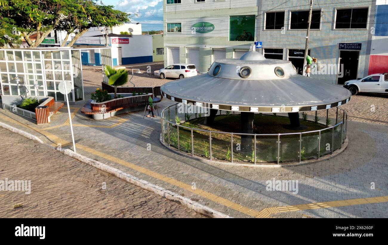 Disco volante in mostra a bahia morro do chepeu, bahia, brasile - 27 aprile 2024: Disco volante esposto in una strada della città di Morro do Chapeu. MORRO DO CHAPEU BAHIA BRASILE COPYRIGHT: XJOAXSOUZAX 270424JOA096 Foto Stock