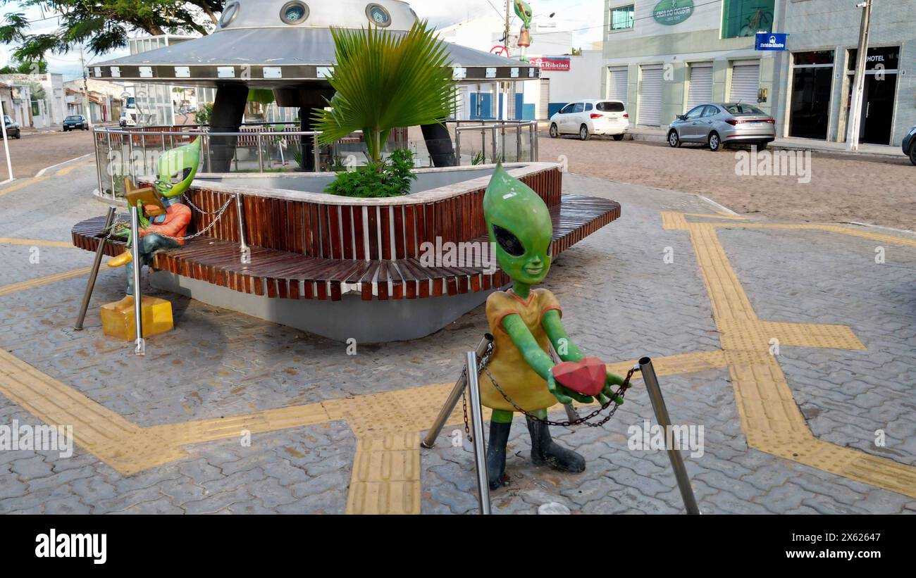 Disco volante in mostra a bahia morro do chepeu, bahia, brasile - 27 aprile 2024: Disco volante esposto in una strada della città di Morro do Chapeu. MORRO DO CHAPEU BAHIA BRASILE COPYRIGHT: XJOAXSOUZAX 270424JOA090 Foto Stock