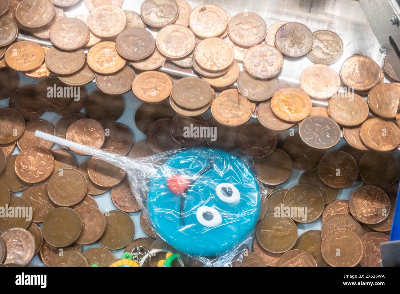 Lollipop all'interno di una macchina arcade 2p in un divertimento sul mare in Inghilterra Foto Stock