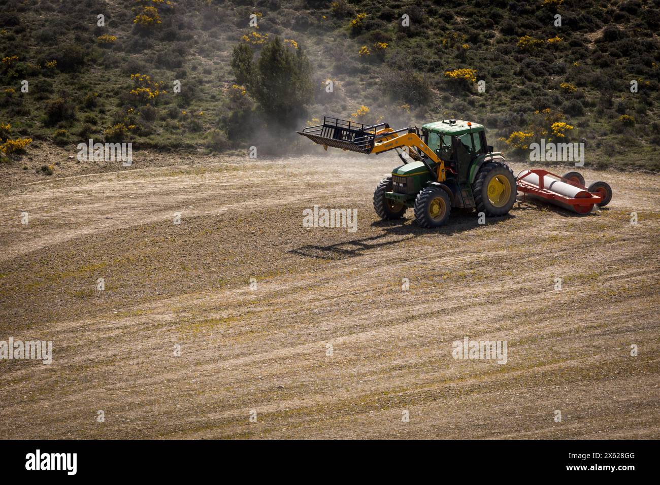 trattore sul campo aratura e appiattimento del terreno per la semina Foto Stock
