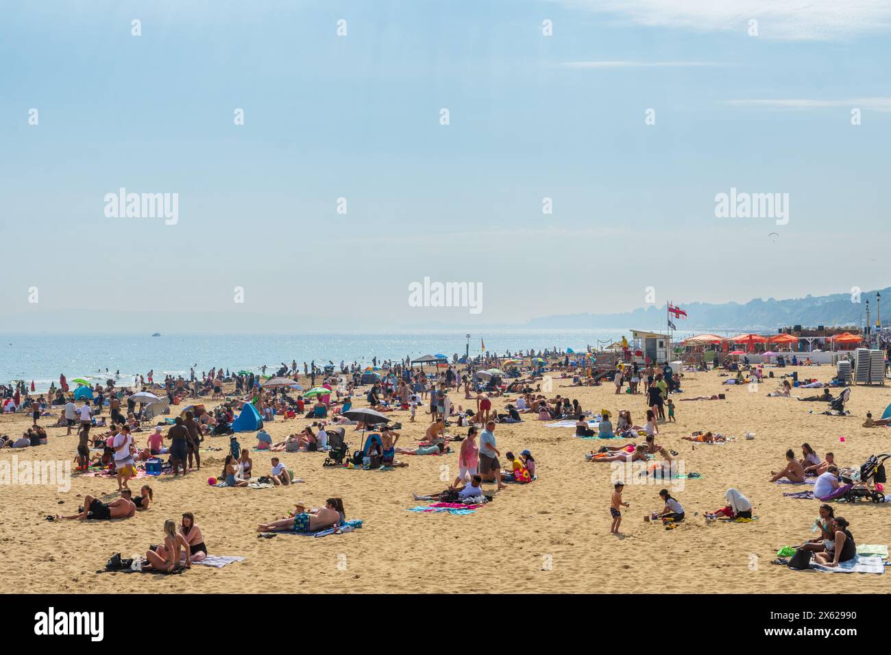 West Cliff Beach, Bournemouth, Regno Unito - 12 maggio 2024: Bagni di sole sulla spiaggia di sabbia. Foto Stock