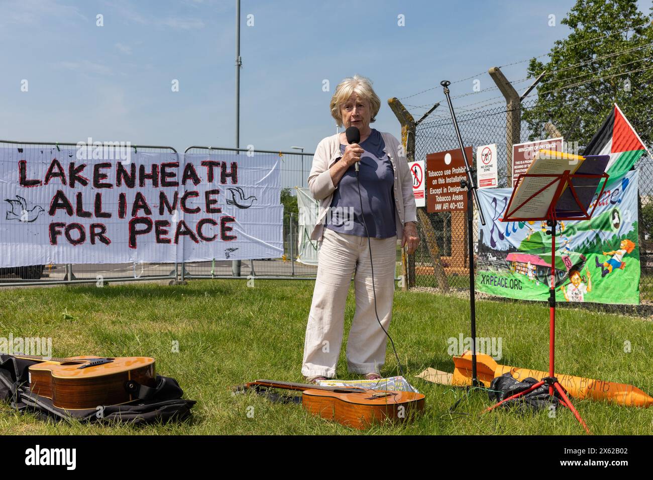 Lakenheath, Regno Unito. 11 maggio 2024. Nuala Young del campo di pace femminile di Aldermaston affronta una protesta fuori dal cancello principale della RAF Lakenheath. La protesta organizzata dalla Campaign for Nuclear Disarmament (CND) e dai residenti locali invitò il governo britannico a rifiutare la consegna di bombe nucleari B61-12 statunitensi alla base e a leggere una dichiarazione in cui si chiedeva che la base e l'area circostante fossero designate come zona senza nucleare. Faceva parte di una giornata nazionale di azione da parte del CND. Crediti: Mark Kerrison/Alamy Live News Foto Stock