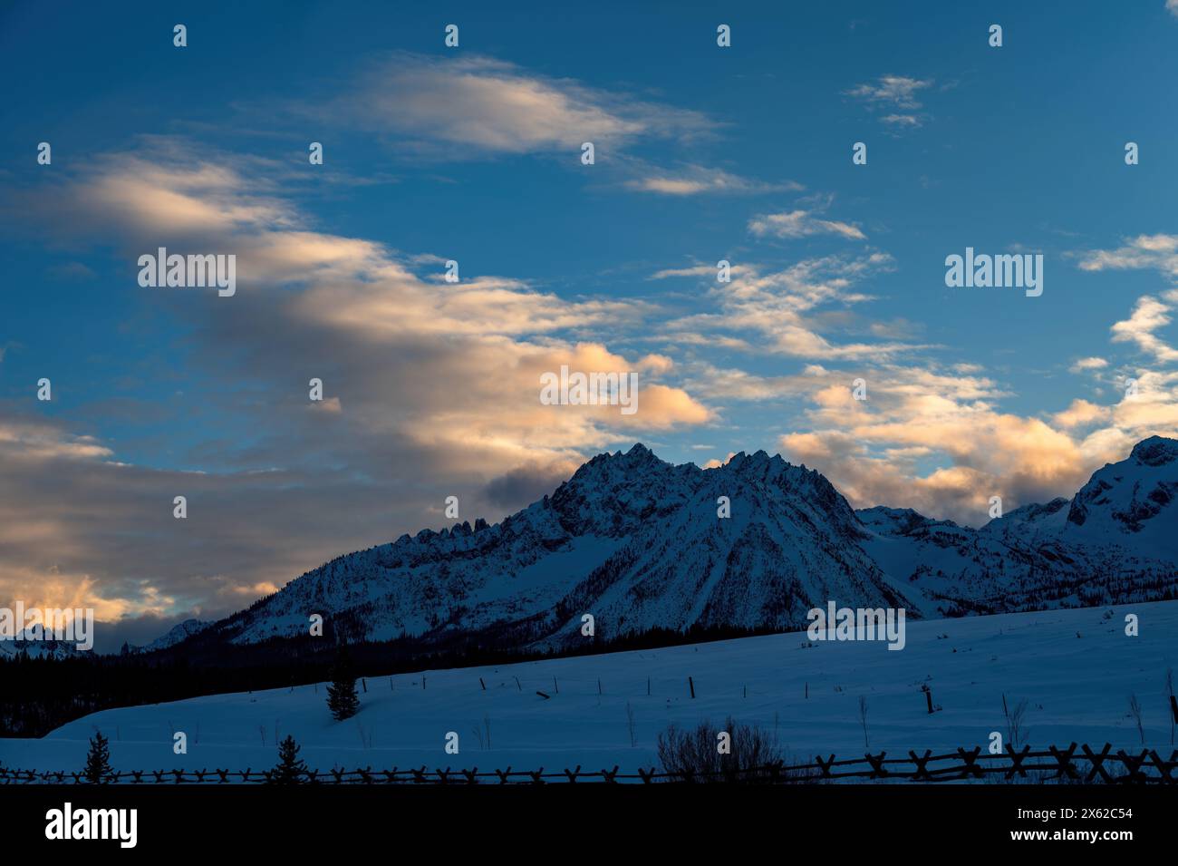 Tramonto sulle montagne dell'Idaho in inverno Foto Stock