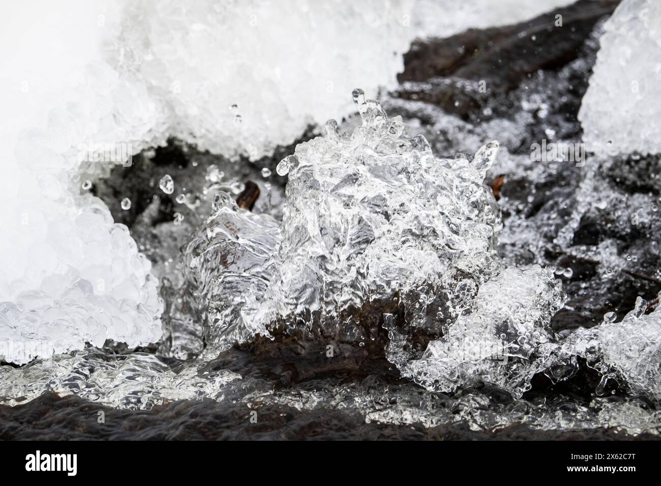 Acqua corrente fredda ghiacciata lungo le rive del fiume St. Lawrence durante l'inverno. Foto Stock