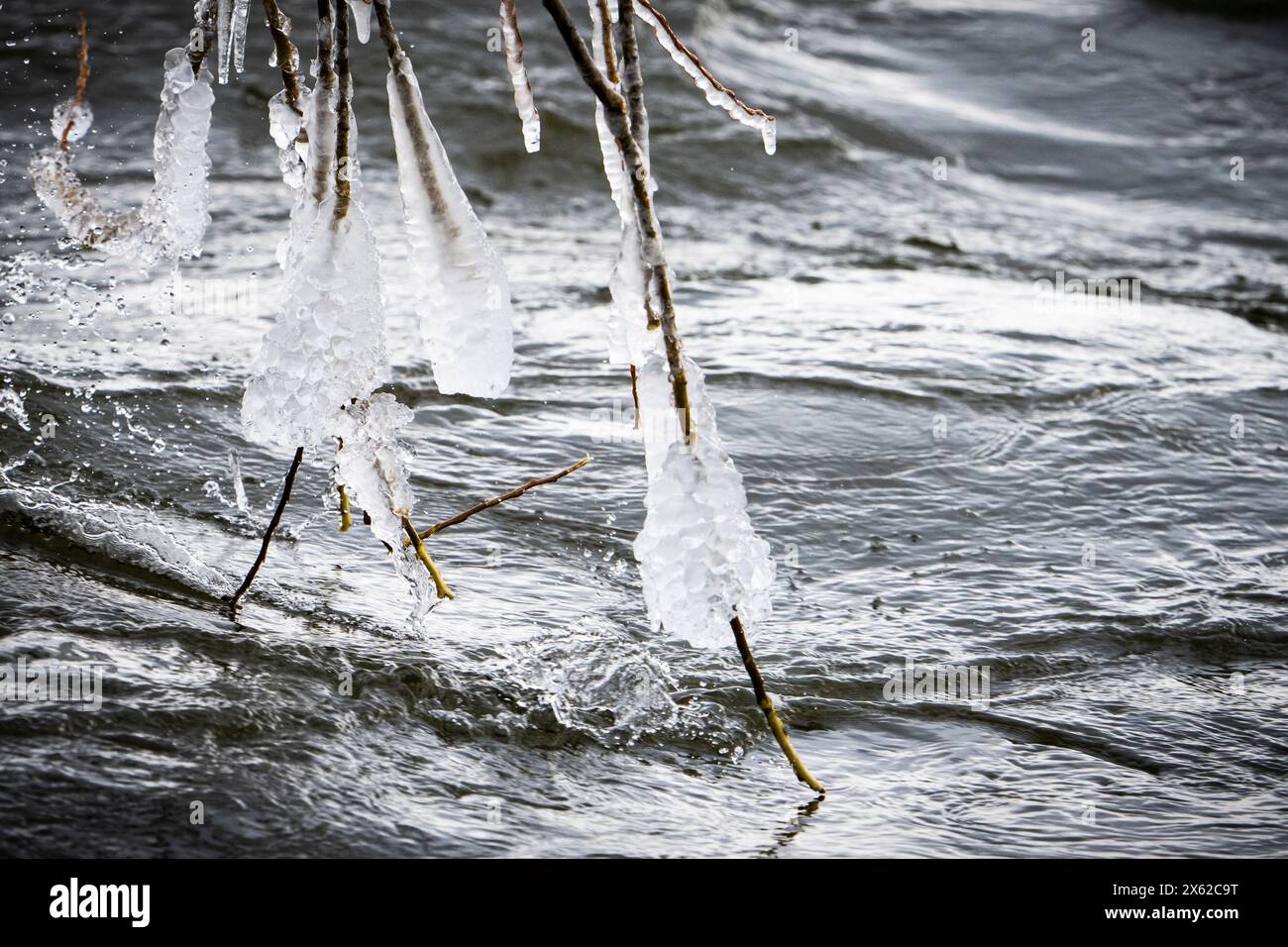 Acqua corrente fredda ghiacciata lungo le rive del fiume St. Lawrence durante l'inverno. Foto Stock