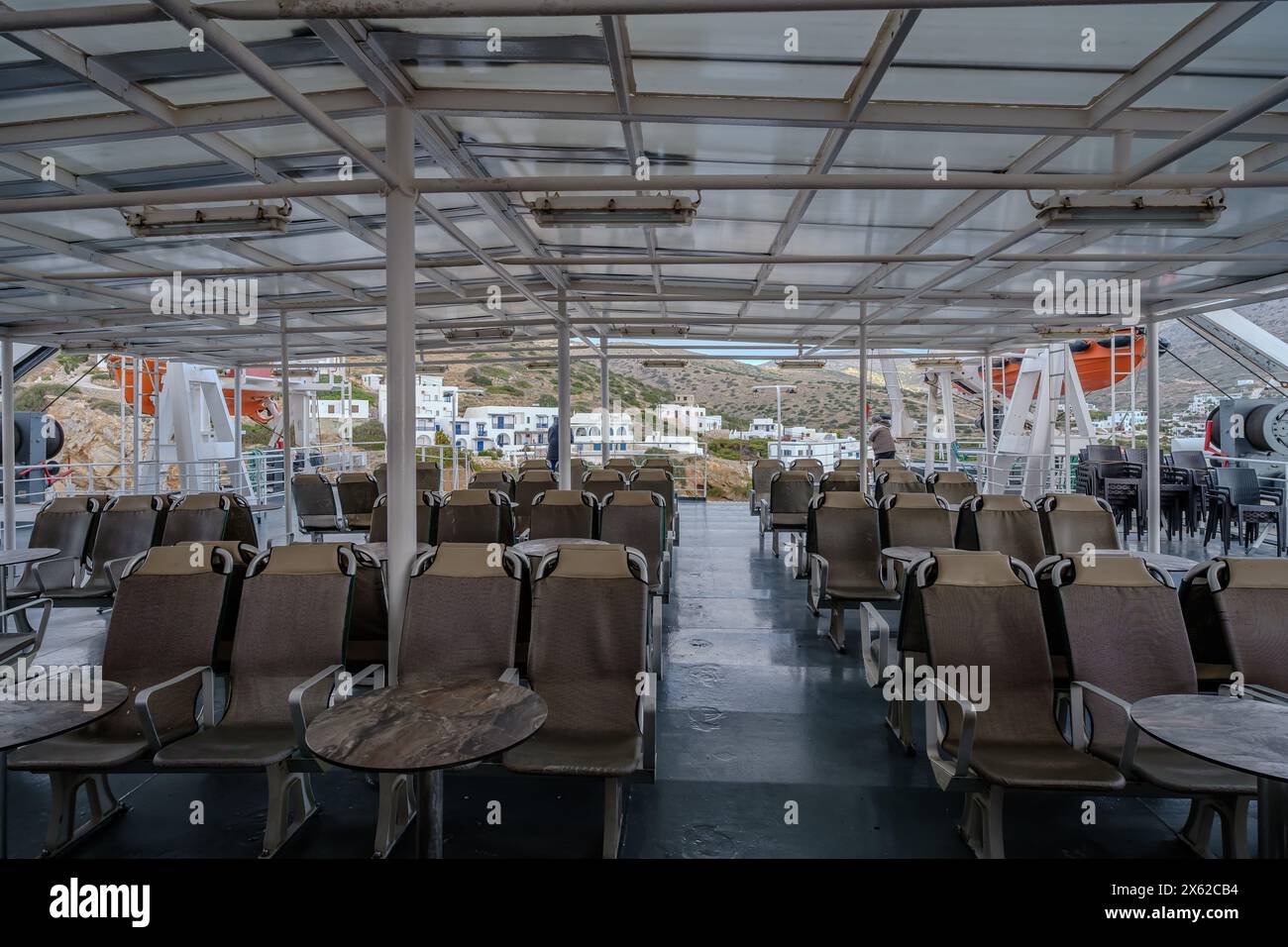 Folegandros, Grecia - 1 maggio 2024: Vista dei posti a sedere all'aperto gratuiti su un traghetto in Grecia Foto Stock