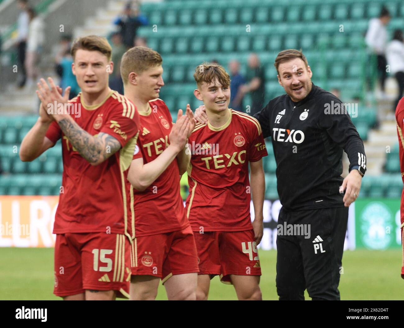 Easter Road Stadium, Edimburgo. Scozia Regno Unito.12 maggio 24 partita Hibernian vs Aberdeen Cinch Premiership. L'allenatore ad interim dell'Aberdeen Peter Leven si congratula con il giovane Fletcher Boyd per il suo gol dopo la vittoria del 4-0 sull'Hibs. Crediti: eric mccowat/Alamy Live News Foto Stock