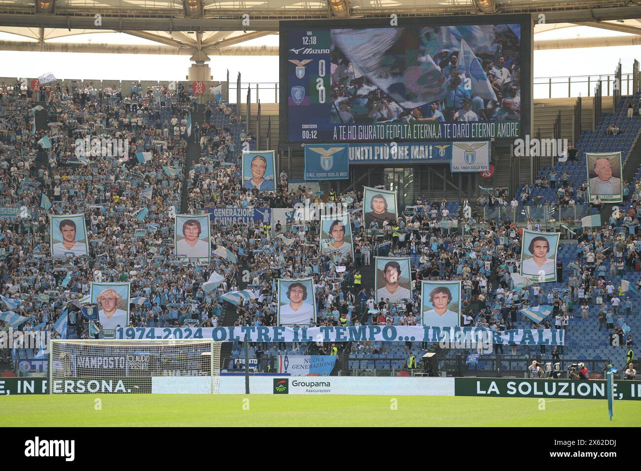 Stadio Olimpico, Roma, Italia. 12 maggio 2024. Calcio di serie A; Lazio contro Empoli; i tifosi laziali espongono striscioni dei campioni d'Italia 1974 crediti: Action Plus Sports/Alamy Live News Foto Stock