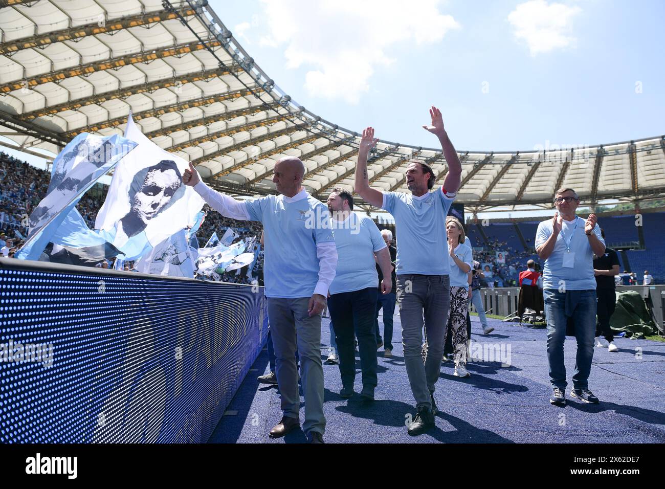 Stadio Olimpico, Roma, Italia. 12 maggio 2024. Calcio di serie A; Lazio contro Empoli; i giocatori della Lazio, campioni d'Italia nel 1974, ricevono i saluti dei tifosi laziali credito: Action Plus Sports/Alamy Live News Foto Stock