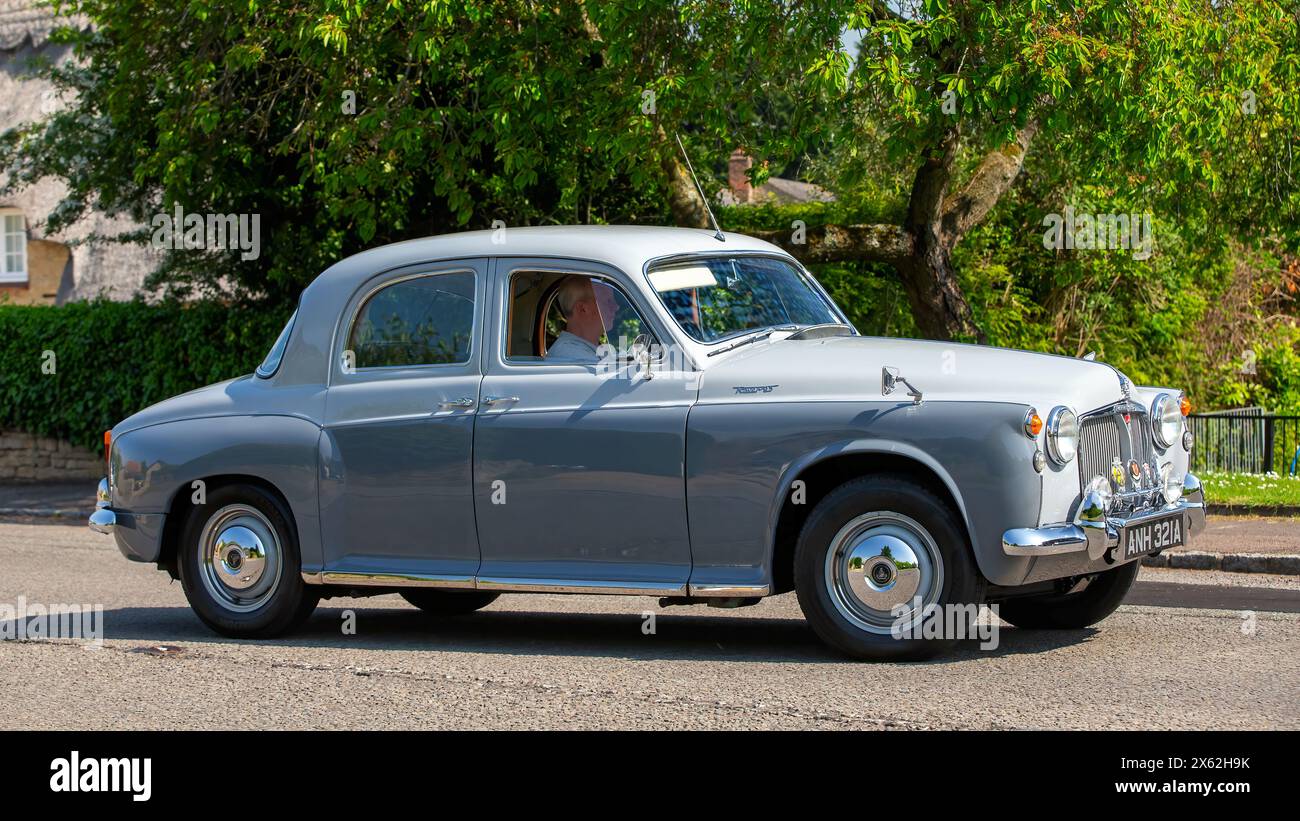 Stoke Goldington, Regno Unito - 12 maggio 2024: 1957 Morris Oxford auto d'epoca che guida su una strada britannica Foto Stock