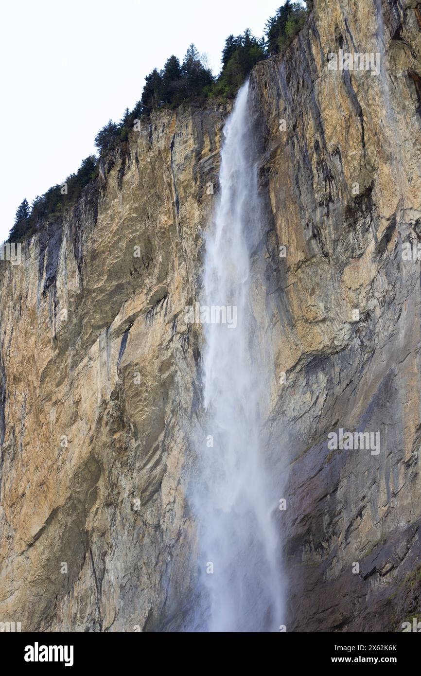 Splendida cascata in Svizzera. L'acqua cade da una ripida scogliera. Montagne alpine. Località turistica. La natura in Europa Foto Stock