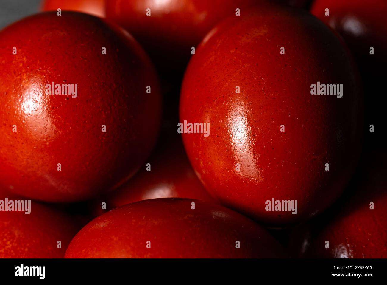 Uova di Pasqua greche tinte naturalmente con bucce di cipolla, sopra il colpo. Foto Stock