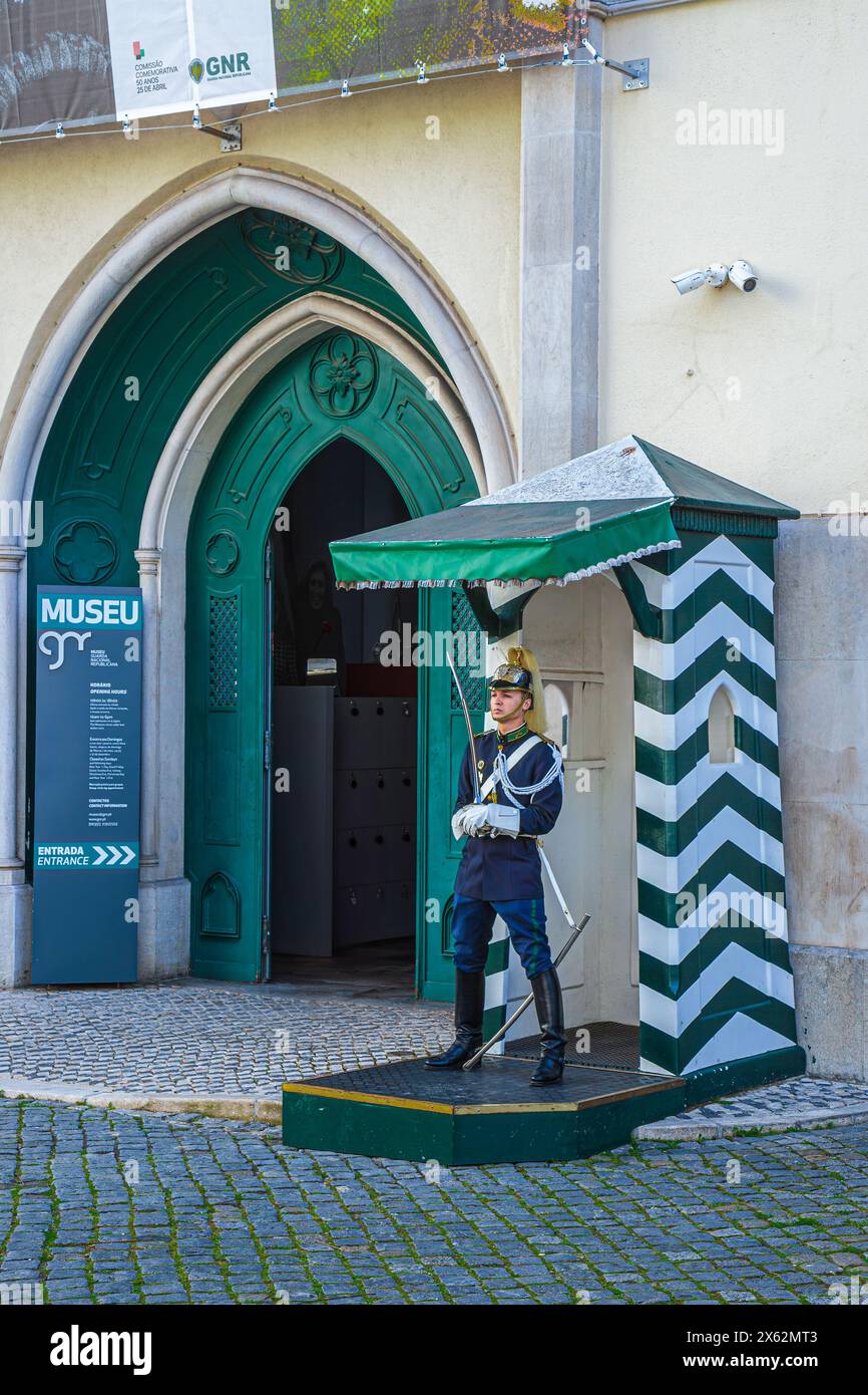 LISBONA, PORTOGALLO - 8 APRILE 2024: Soldato portoghese di guardia all'ingresso del Museo Nazionale della Guardia Repubblicana. La scena di importanti eventi storici Foto Stock