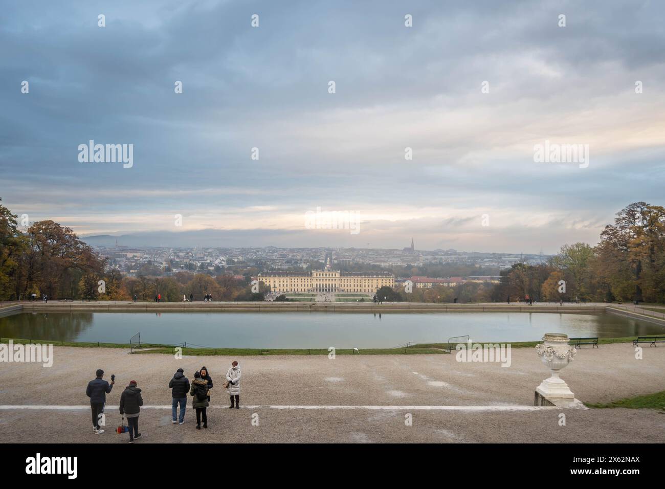 VIENNA, AUSTRIA - 19 novembre 2023: Veduta del palazzo di Schönbrunn che si affaccia dal Gloriett di Vienna Foto Stock