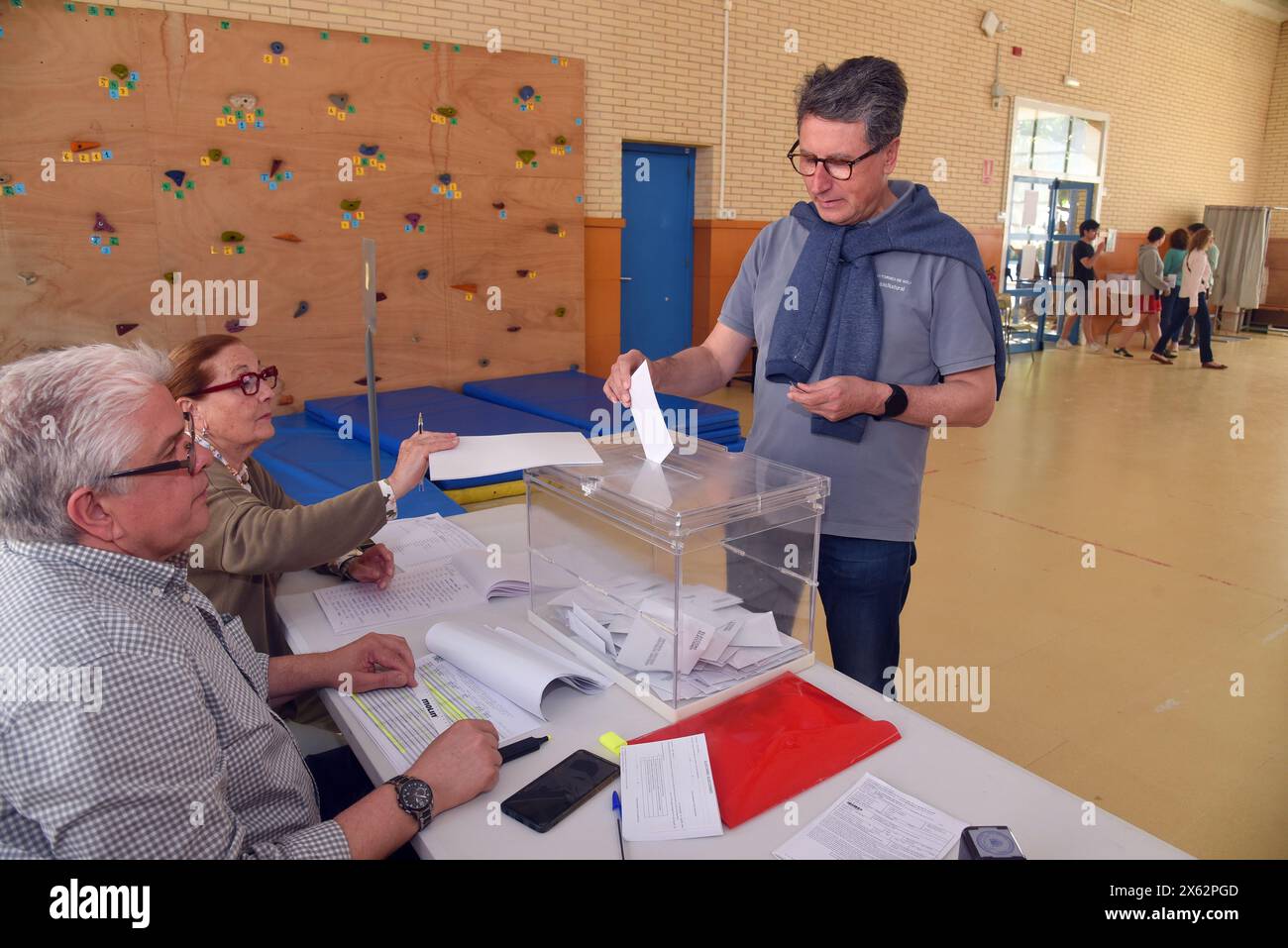 Vendrell, Spagna. 12 maggio 2024. Un votante esprime il suo voto in un seggio elettorale a Vendrell, durante le elezioni regionali catalane del 2024. Più di 5,7 milioni di catalani possono esprimere il loro voto nelle stazioni elettorali per eleggere i loro rappresentanti al Presidente della Catalogna e i loro rappresentanti al Parlamento della Catalogna per i prossimi quattro anni. Credito: SOPA Images Limited/Alamy Live News Foto Stock