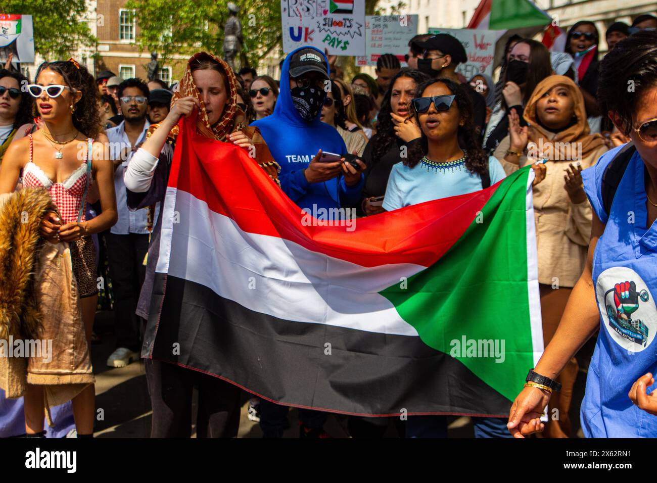 Attivisti di Londra per il Sudan marciarono nel centro di Londra chiedendo la fine della guerra civile in Sudan. Foto Stock