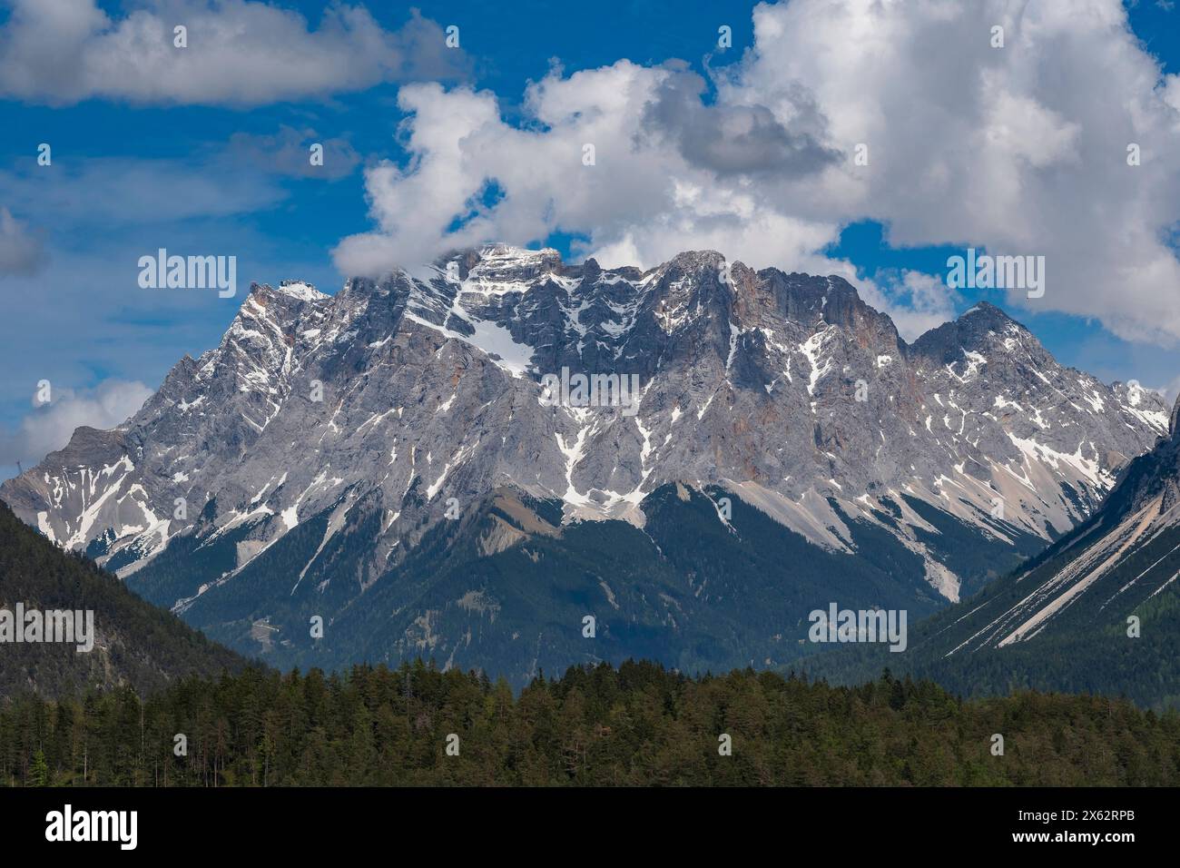 Zugspitze links und Wettersteingebirge vom Rastplatz Zugspitzblick am Fernpaß in Österreich gesehen. DAS Wettersteingebirge, kurz auch Wetterstein genannt, ist eine Gebirgsgruppe der Nördlichen Kalkalpen im südlichen Deutschland und westlichen Österreich. Anteil haben der Freistaat Bayern und das Land Tirol. DAS Gebirge erreicht seinen höchsten Punkt in der Zugspitze, mit einer Höhe von 2962 m der höchste Berg Deutschlands. *** Zugspitze sinistra e Wetterstein montagne viste dalla zona di riposo Zugspitzblick sul Fernpaß in Austria. I monti Wetterstein, noti anche come Wetterstein f Foto Stock