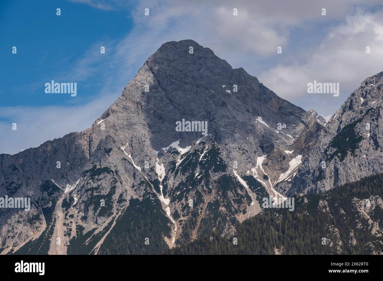 Wettersteingebirge vom Rastplatz Zugspitzblick am Fernpaß in Österreich gesehen. DAS Wettersteingebirge, kurz auch Wetterstein genannt, ist eine Gebirgsgruppe der Nördlichen Kalkalpen im südlichen Deutschland und westlichen Österreich. Anteil haben der Freistaat Bayern und das Land Tirol. DAS Gebirge erreicht seinen höchsten Punkt in der Zugspitze, mit einer Höhe von 2962 m der höchste Berg Deutschlands. *** Montagne di Wetterstein viste dalla zona di riposo di Zugspitzblick sul Fernpaß in Austria. I monti Wetterstein, noti anche come Wetterstein, sono una catena montuosa del nord Foto Stock