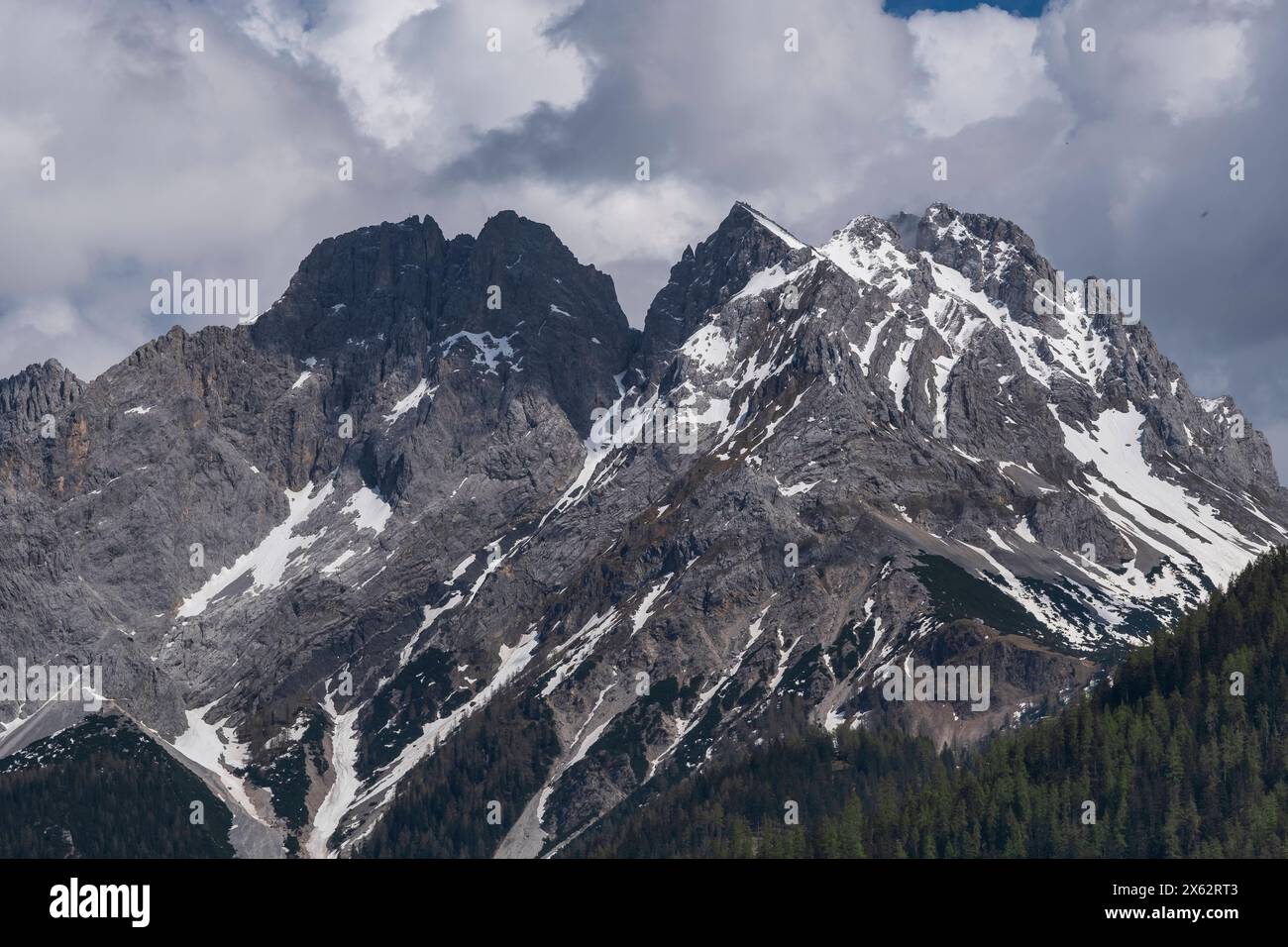 Wettersteingebirge vom Rastplatz Zugspitzblick am Fernpaß in Österreich gesehen. DAS Wettersteingebirge, kurz auch Wetterstein genannt, ist eine Gebirgsgruppe der Nördlichen Kalkalpen im südlichen Deutschland und westlichen Österreich. Anteil haben der Freistaat Bayern und das Land Tirol. DAS Gebirge erreicht seinen höchsten Punkt in der Zugspitze, mit einer Höhe von 2962 m der höchste Berg Deutschlands. *** Montagne di Wetterstein viste dalla zona di riposo di Zugspitzblick sul Fernpaß in Austria. I monti Wetterstein, noti anche come Wetterstein, sono una catena montuosa del nord Foto Stock